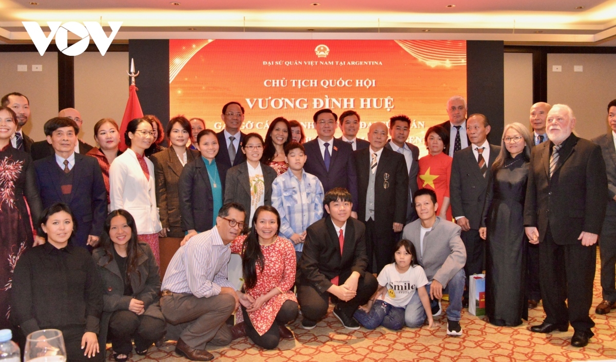 Top Vietnamese legislator meets Vietnamese community in Argentina